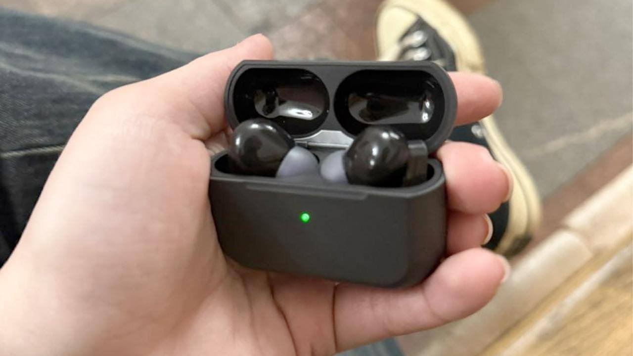 Twitter User Discovers Unreleased Yandex AI Headphones in Metro