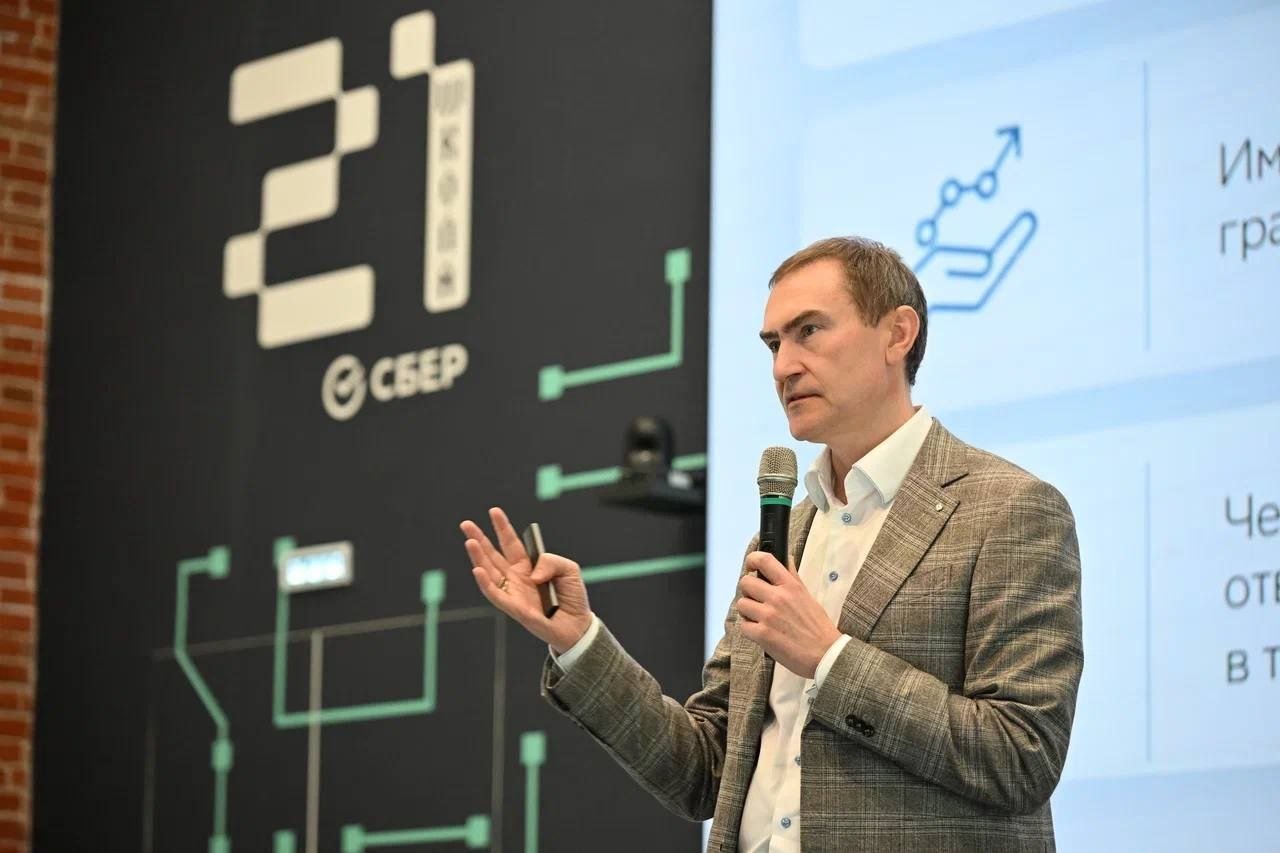 В Липецкой области запустили Бизнес ГигаХаб по созданию ИИ-агентов — там будут учить работать с ГигаЧат Бизнес даже тех руководителей, кто в жизни не написал ни строчки кода.

Первый зампред правления Сбера Александр Ведяхин [обещает](https://www.cnews.ru/news/line/2026-04-17_v_lipetskoj_shkole_21_otkrylsya), что после обучения боссы смогут сами технически внедрить нейронку в процессы компании. Это должно сэкономить начальству несколько часов в неделю на рутине. Пока это единственный такой хаб в РФ, но скоро он появится и в других кампусах «Школы 21».

Начальники-промпт-инженеры — дожили 😂