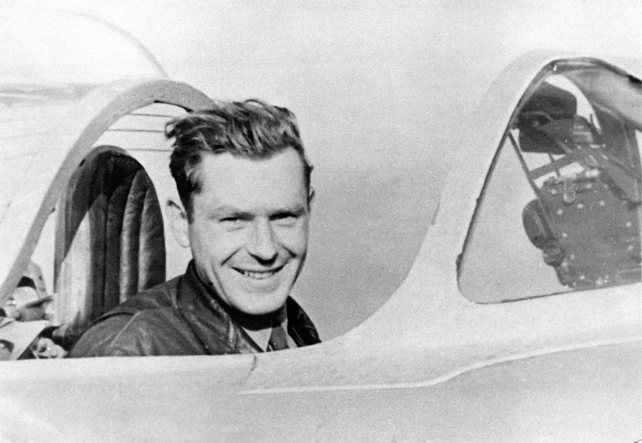 ⁉️ **__Если мне 25 лет, то в каком возрасте я полечу в космос?__**

Ответить на такой вопрос невозможно — за время подготовки в отряде космонавтов может произойти множество событий, влияющих на дату первого полёта.

[**Рассказываем о самых молодых космонавтах, вышедших на околоземную орбиту: от Титова до Ремека**](https://prokosmos.ru/2026/04/18/samiye-molodiye-kosmonavti?utm_source=telegram&utm_medium=messenger)