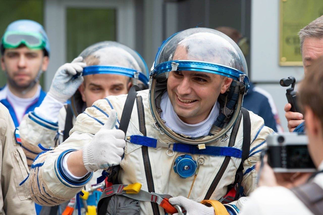 👨‍🚀 **Кандидаты в космонавты сдали экзамен по управлению кораблем **
 
Слушатели общекосмической подготовки 2024 года набора Эльчин Вахидов, Владимир Ворожко, Александр Жеребцов и Анастасия Меремкулов сдали экзамен по СУДН. 
 
🕣[СУДН](https://prokosmos.ru/2026/04/20/kandidati-v-kosmonavti-sdali-ekzamen-po-upravleniyu-korablem?utm_source=telegram&utm_medium=messenger) — комплекс, который отвечает за ориентацию космического корабля, выполнение маневров и расчет траектории.

Экзамен проходит в формате собеседования. Каждому задают около 10 вопросов, на ответы отводится до часа.