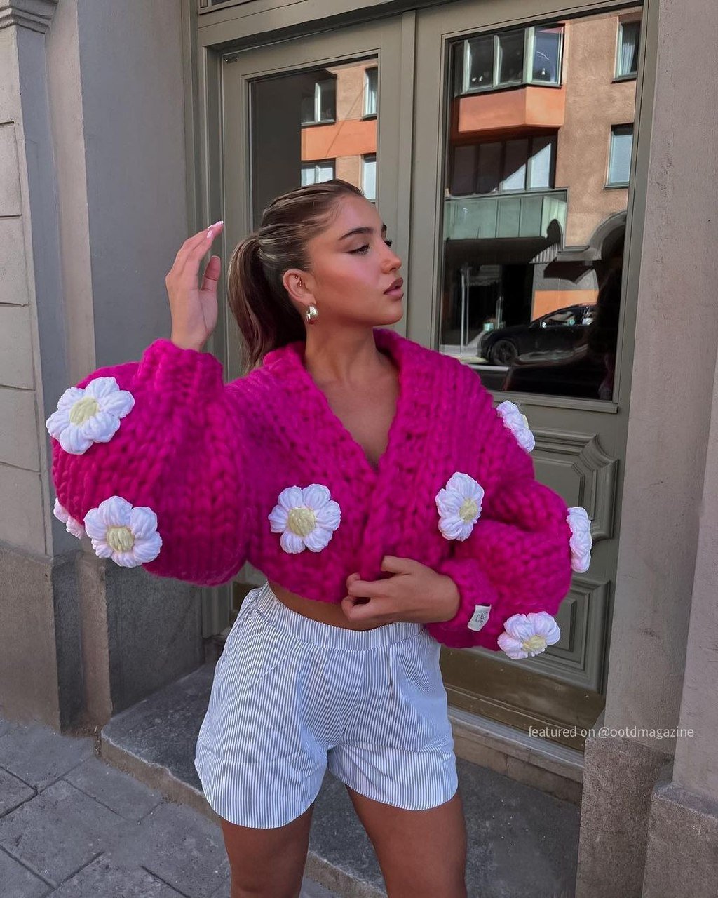 Не растворяться в мужчине

Как бы вы ни были близки, у тебя должна быть своя жизнь и свои интересы. Не пытайся подстроить свою жизнь под его жизнь, даже если тебе кажется, что тебе это несложно, а ему - приятно. Если он тебя любит, ему будет приятно, что ты разносторонний и интересный человек, который уделяет время себе и своим увлечениям.

Комнатная собачка, которая преданно ждет хозяина у входной двери на половичке, первое время умиляет, но очень скоро начинает восприниматься как должное.

Михаил Лабковский