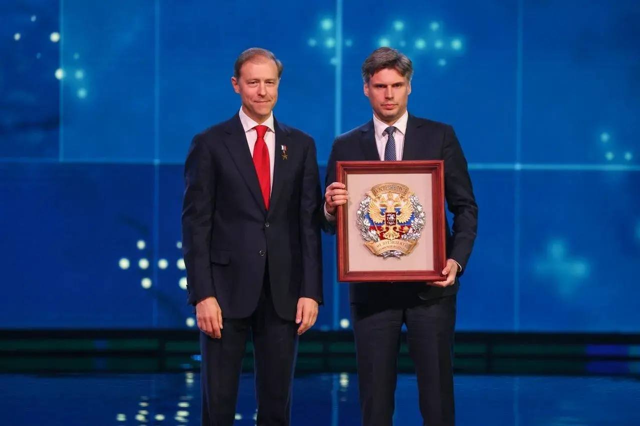 **Коллектив «Роскосмоса» награжден почетным знаком Российской Федерации «За успехи в труде»**

Указом Президента Российской Федерации за вклад
в развитие  ракетно-космической отрасли и достигнутые трудовые успехи награжден коллектив «Роскосмоса». 

Награду вручил Первый заместитель Председателя Правительства Российской Федерации Денис Мантуров генеральному директору Госкорпорации «Роскосмос» Дмитрию Баканову.