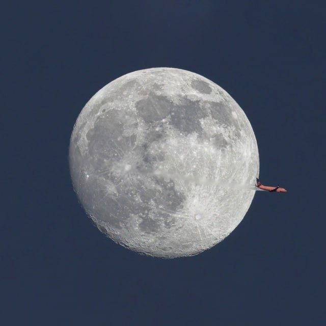 Boeing 737-86N Captured Alongside Almost Full Moon at Sunset
