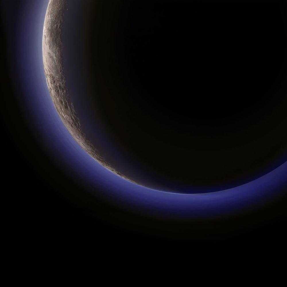 Голубая дымка вокруг Плутона, заснятая космическим аппаратом New Horizons .
