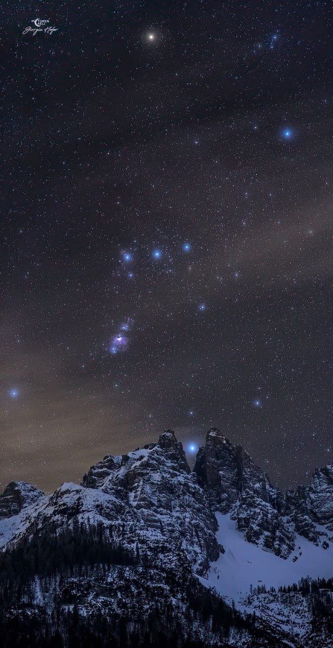 Сияющий Орион над Доломитовыми Альпами, Италия.