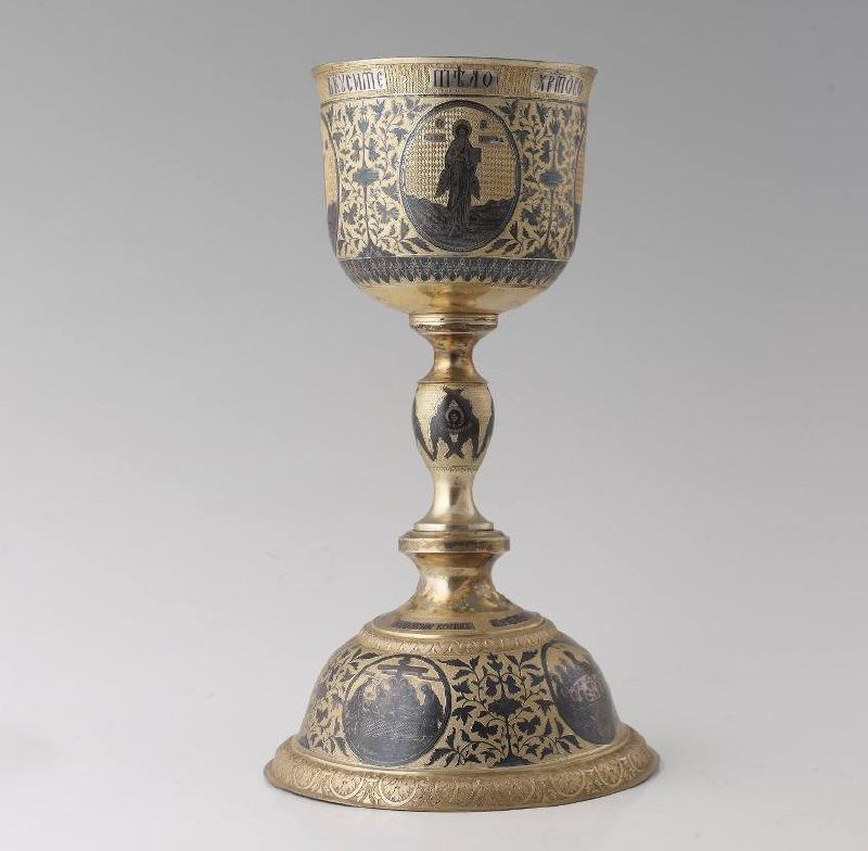 In 1832, a silver pestle was crafted in Moscow by the master monogramist ST. The intricate piece showcases various techniques such as stamping, engraving, gilding, niello, and camphorization. The pestle measures approximately 36.0-37.7 cm in height (deformed), with a cup diameter of 15.0 cm and a saucer diameter of 21.0 cm.